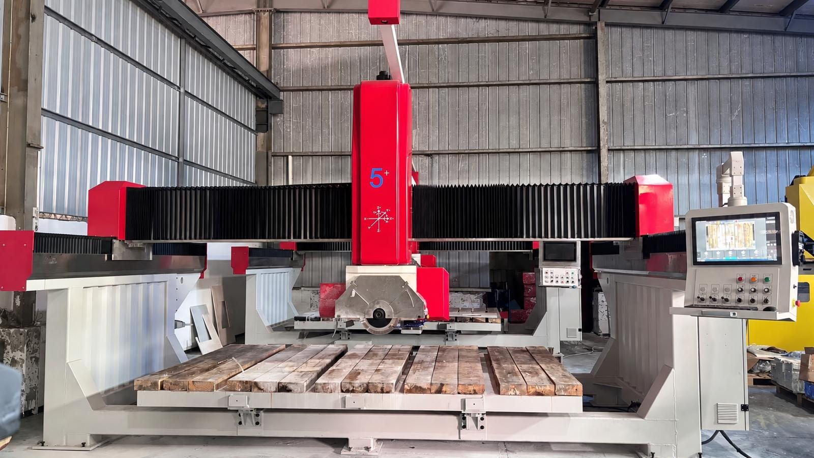 MALF Strata 5, front view with the worktable and saw head